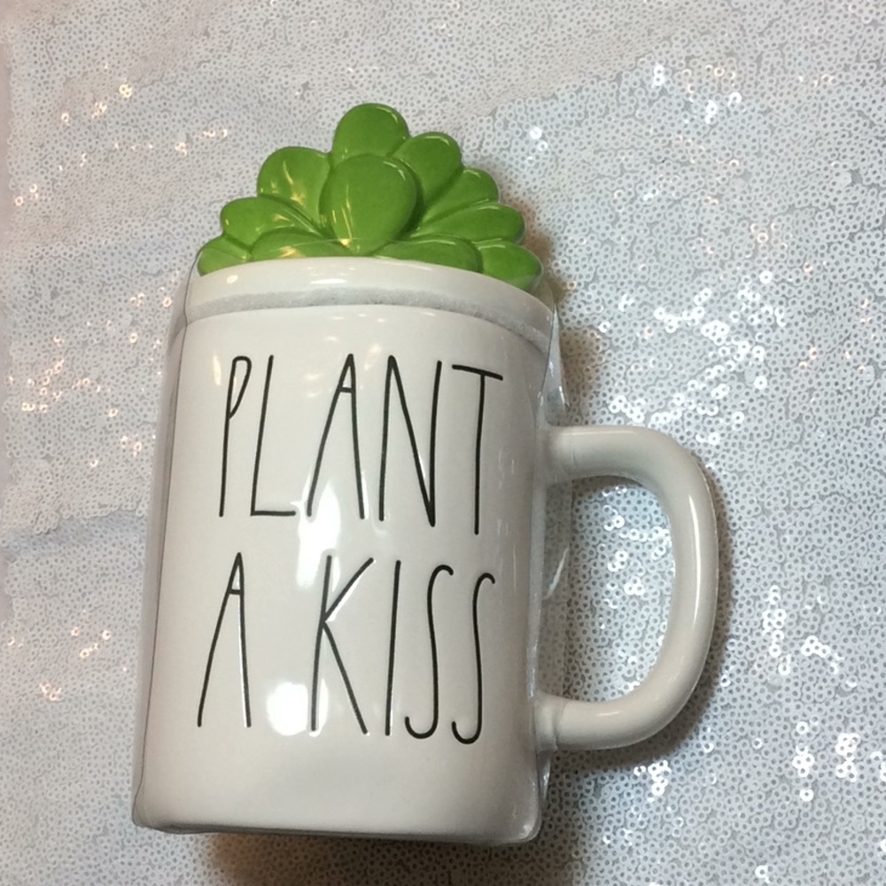 Rae Dunn mug with top.